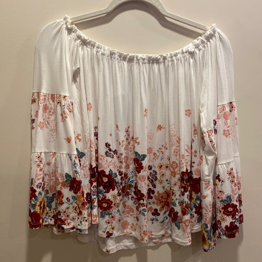 ✨NEW✨ FRANCESCA’S White Floral Off-the-Shoulder Top